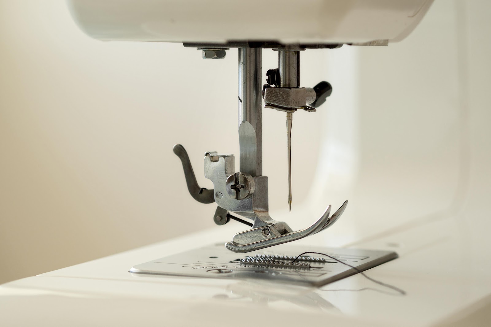 As melhores técnicas de costura usando agulha de máquina para melhorar seu acabamento