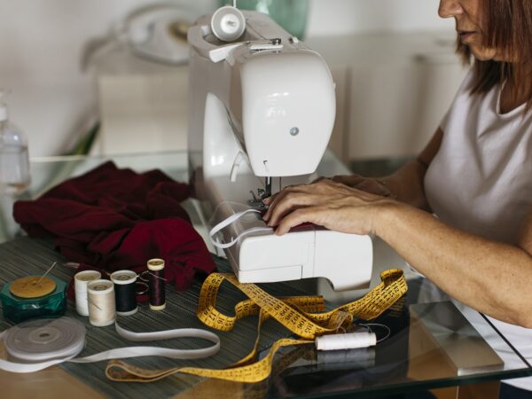 Quais suprimentos de costura você precisa ter em seu ateliê para começar ou se organizar melhor?